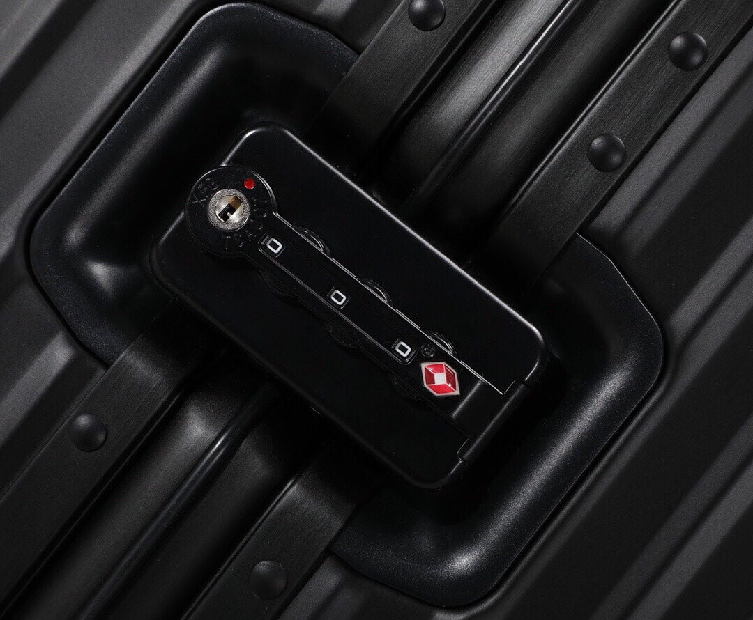 Matte Black Ribbed Hardside Spinner Suitcase Travel Trolley