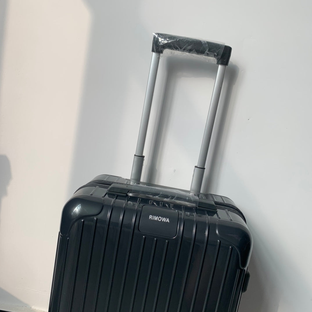 Modern Dark Grey Hardshell Spinner Suitcase with Ribbed Design