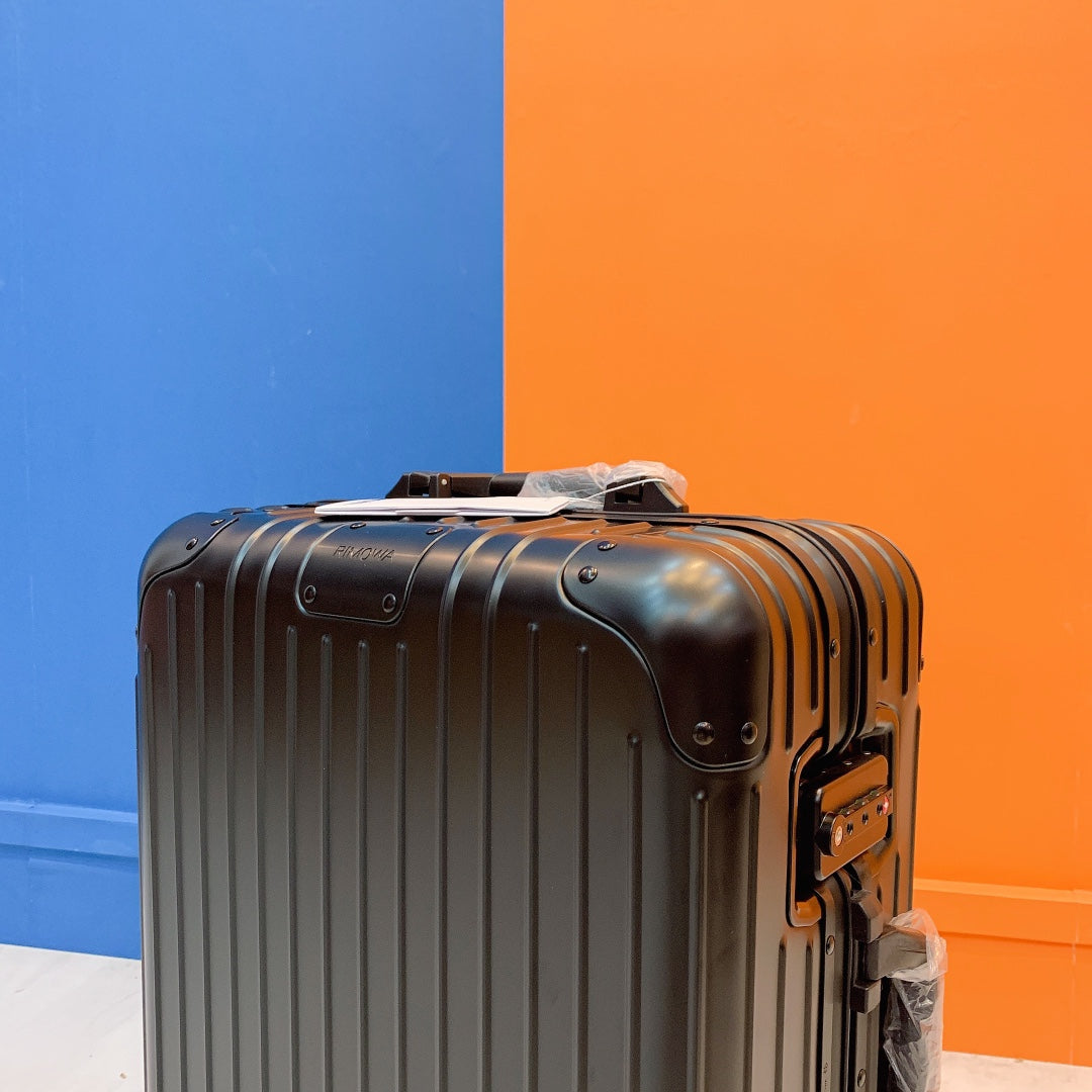Sleek Black Ribbed Hardshell Spinner Suitcase 3-Piece Set