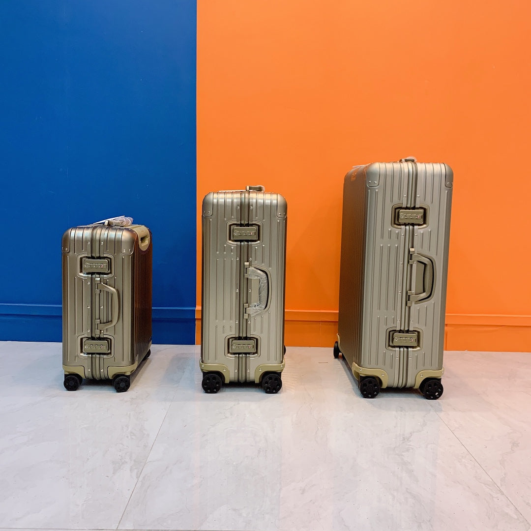 Modern Metallic Grooved Hard Shell Spinner Luggage Set of 3