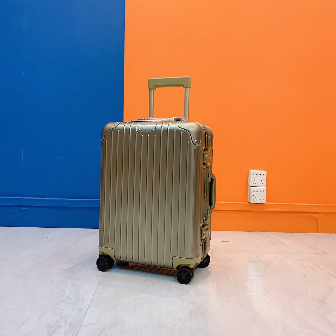 Modern Metallic Grooved Hard Shell Spinner Luggage Set of 3