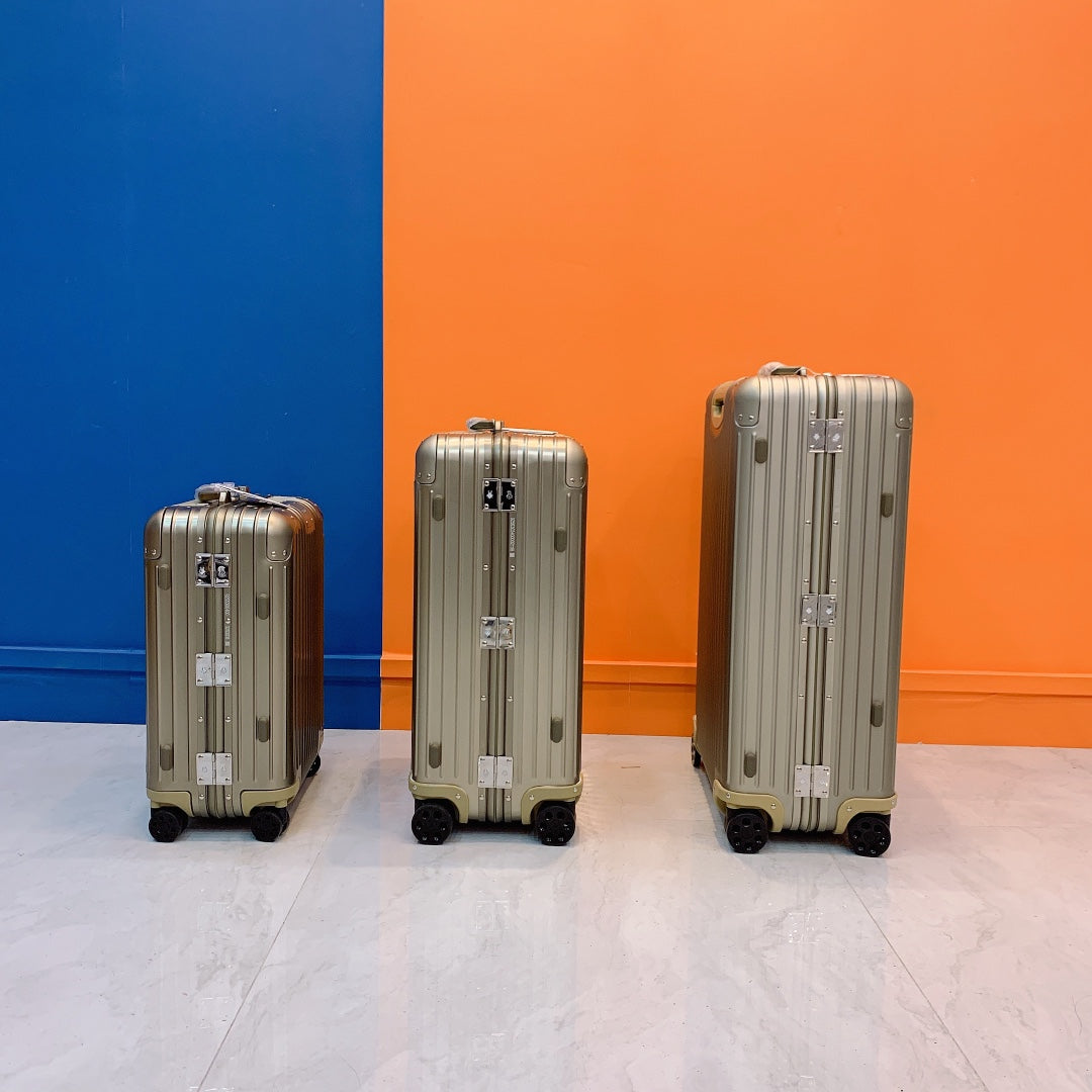 Modern Metallic Grooved Hard Shell Spinner Luggage Set of 3