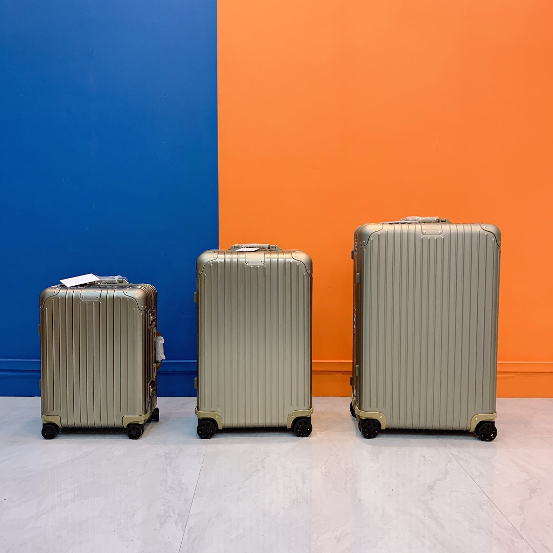 Modern Metallic Grooved Hard Shell Spinner Luggage Set of 3