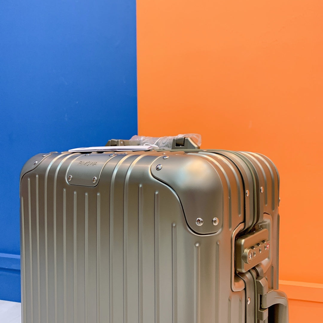 Modern Metallic Grooved Hard Shell Spinner Luggage Set of 3