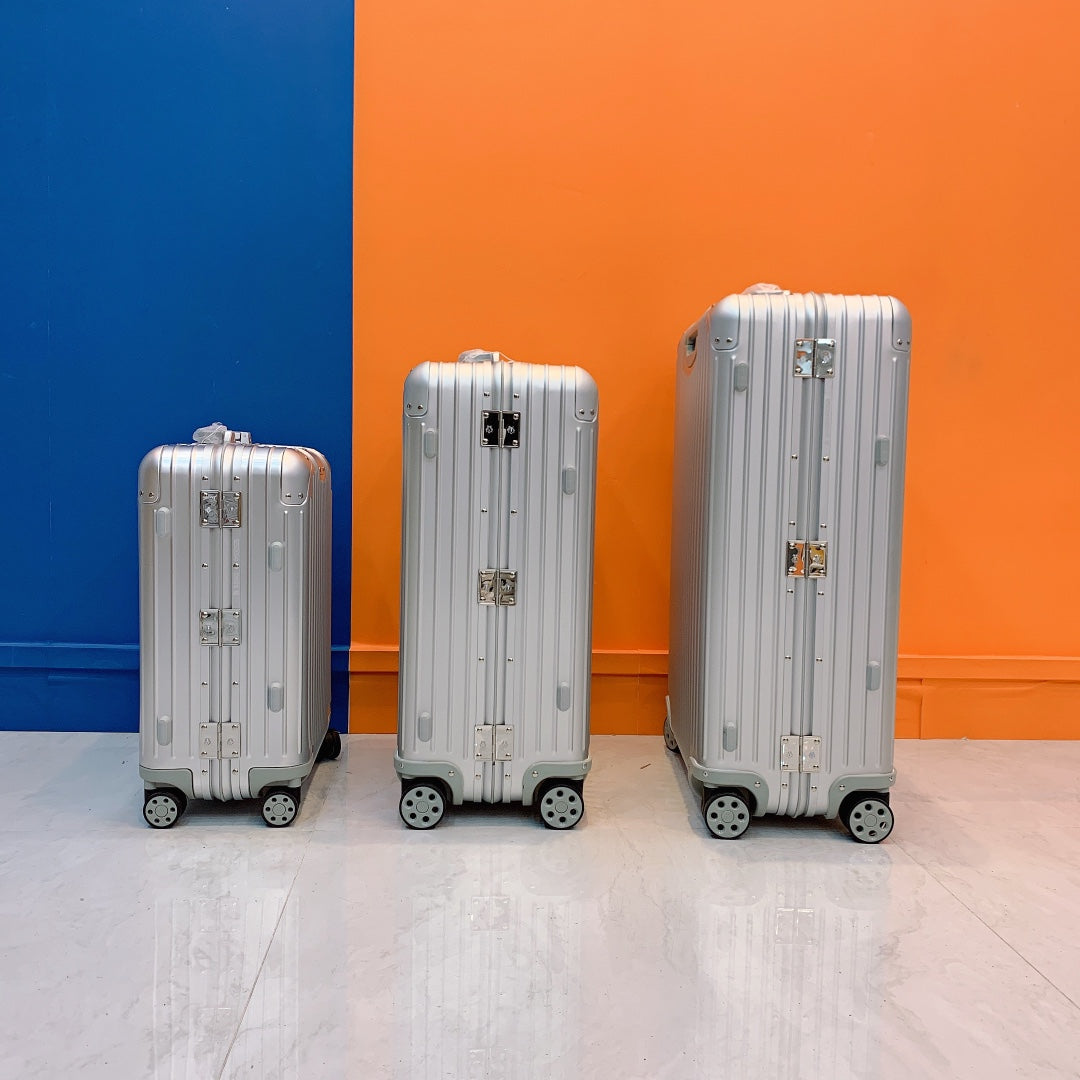 Modern Silver Ribbed Hardshell Spinner Luggage 3-Piece Set