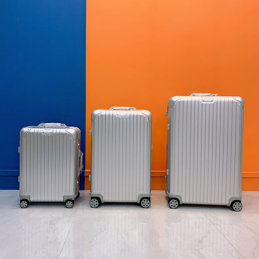 Modern Silver Ribbed Hardshell Spinner Luggage 3-Piece Set
