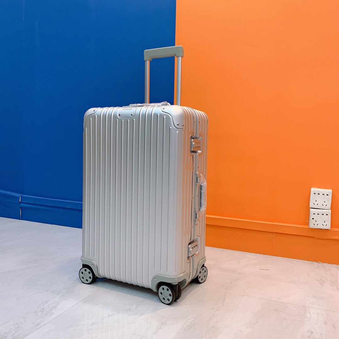 Modern Silver Ribbed Hardshell Spinner Luggage 3-Piece Set