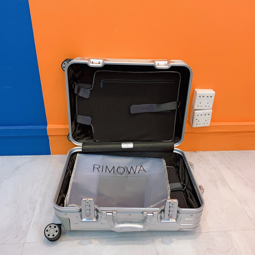 Modern Silver Ribbed Hardshell Spinner Luggage 3-Piece Set