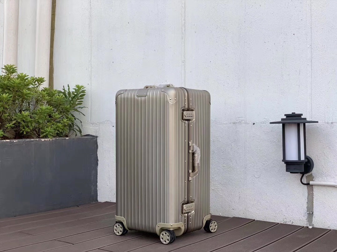 Metallic Silver Grooved Hardshell Spinner Luggage Suitcase