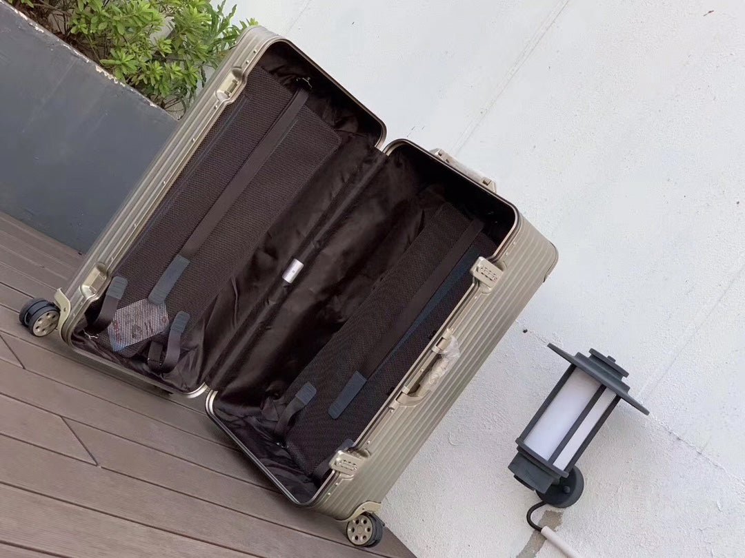 Metallic Silver Grooved Hardshell Spinner Luggage Suitcase