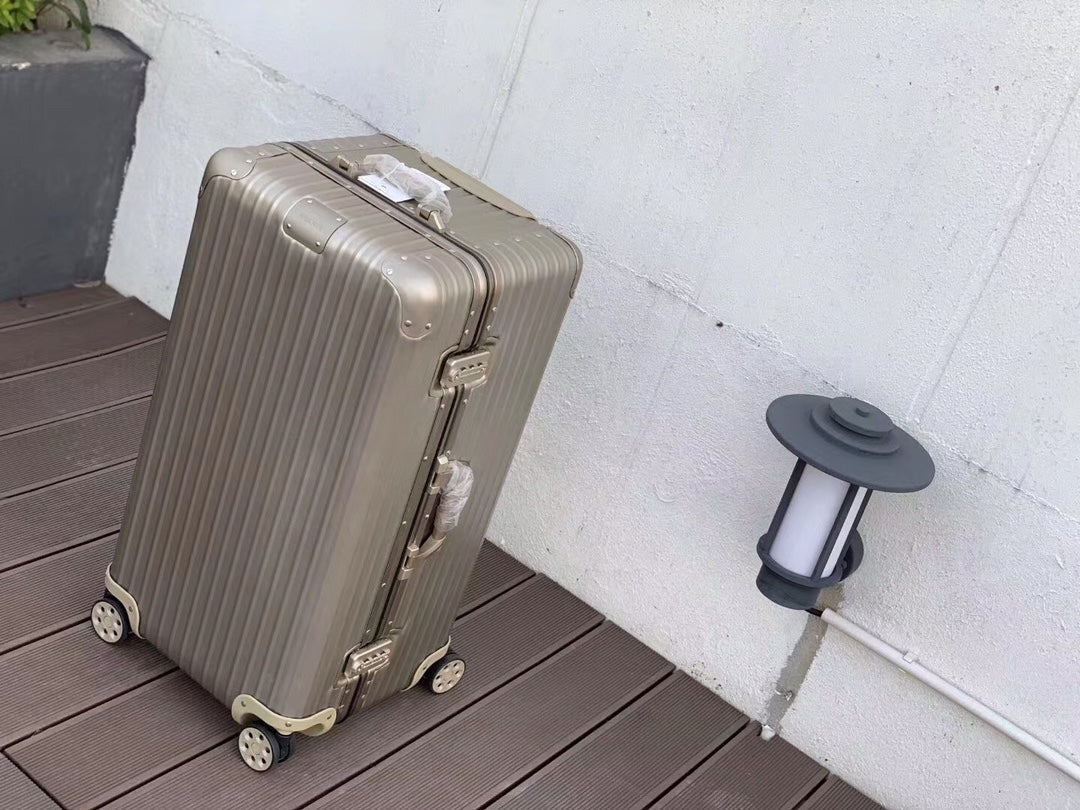 Metallic Silver Grooved Hardshell Spinner Luggage Suitcase