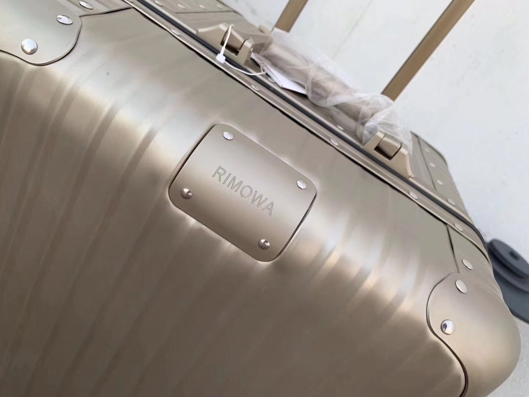 Metallic Silver Grooved Hardshell Spinner Luggage Suitcase