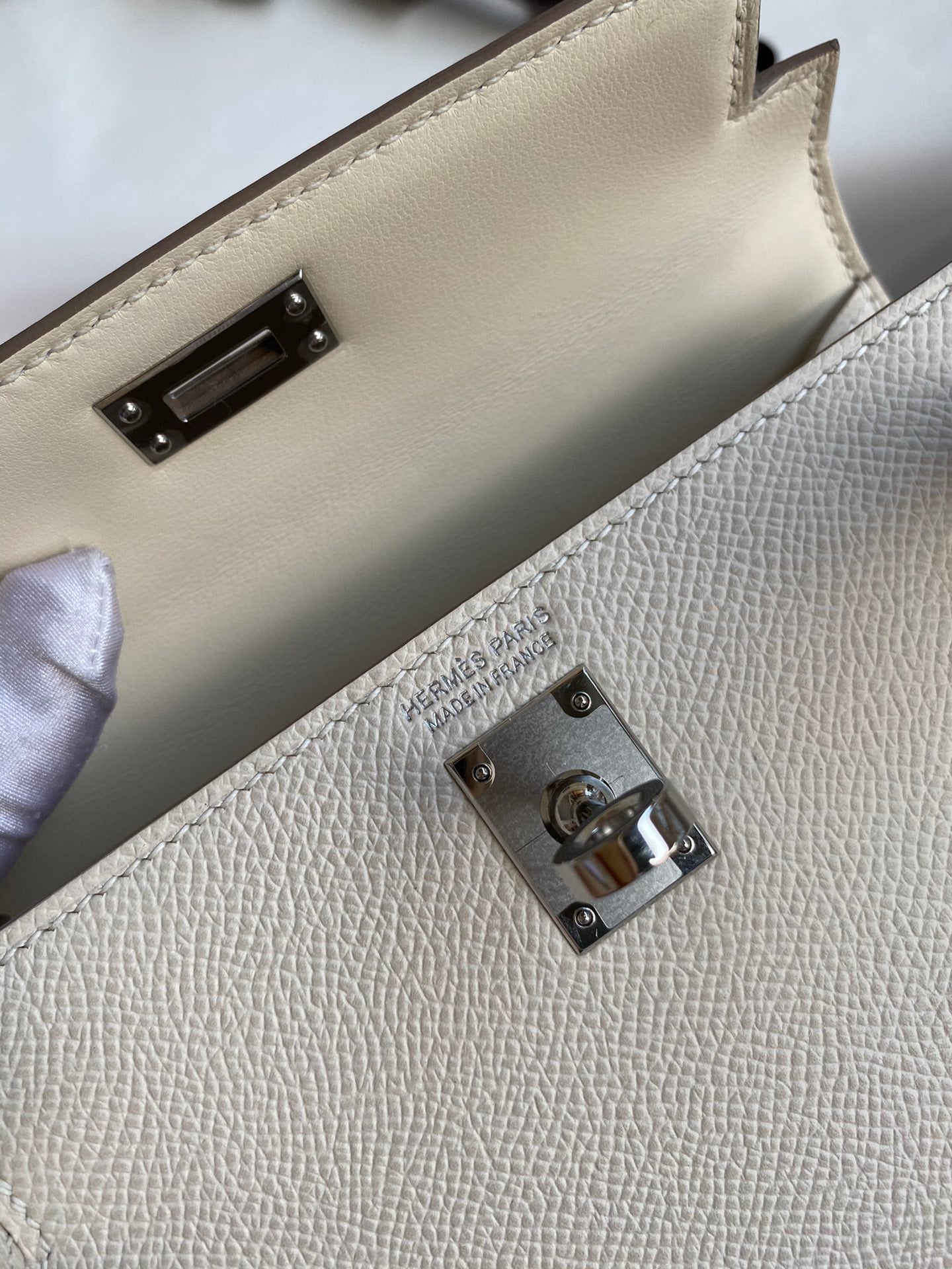 Hermès Kelly 25 Leather Handbag - Craie Off-White with Palladium Hardware