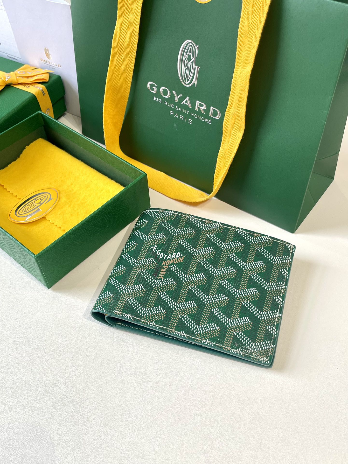Gogy Classic Green Chevron Pattern Leather Bifold Wallet