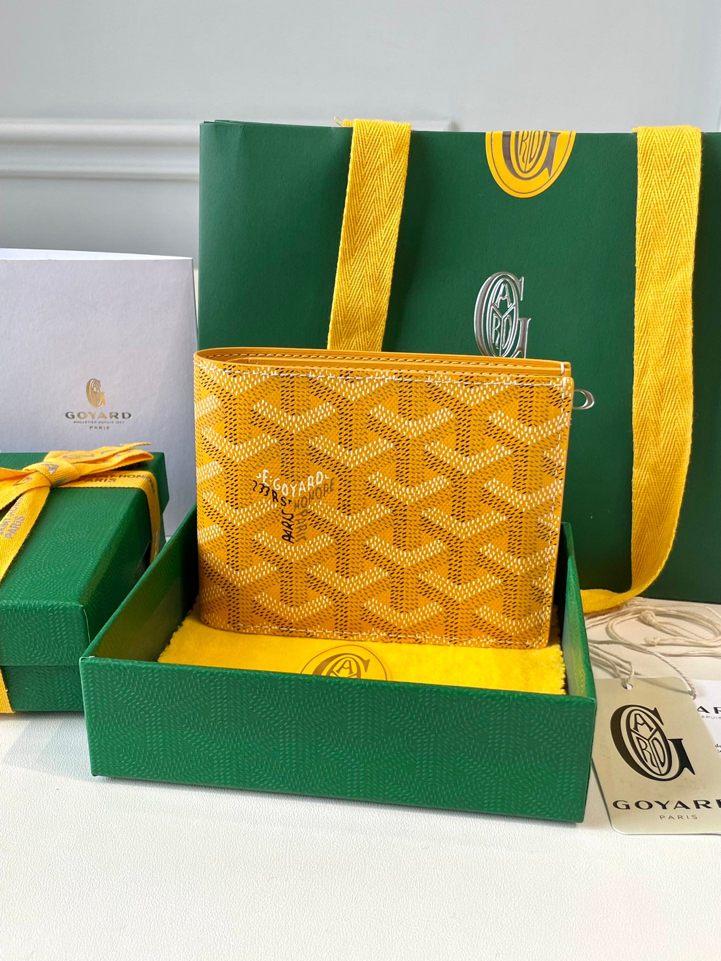Gogy Luxury Yellow Geometric Chevron Pattern Bifold Wallet