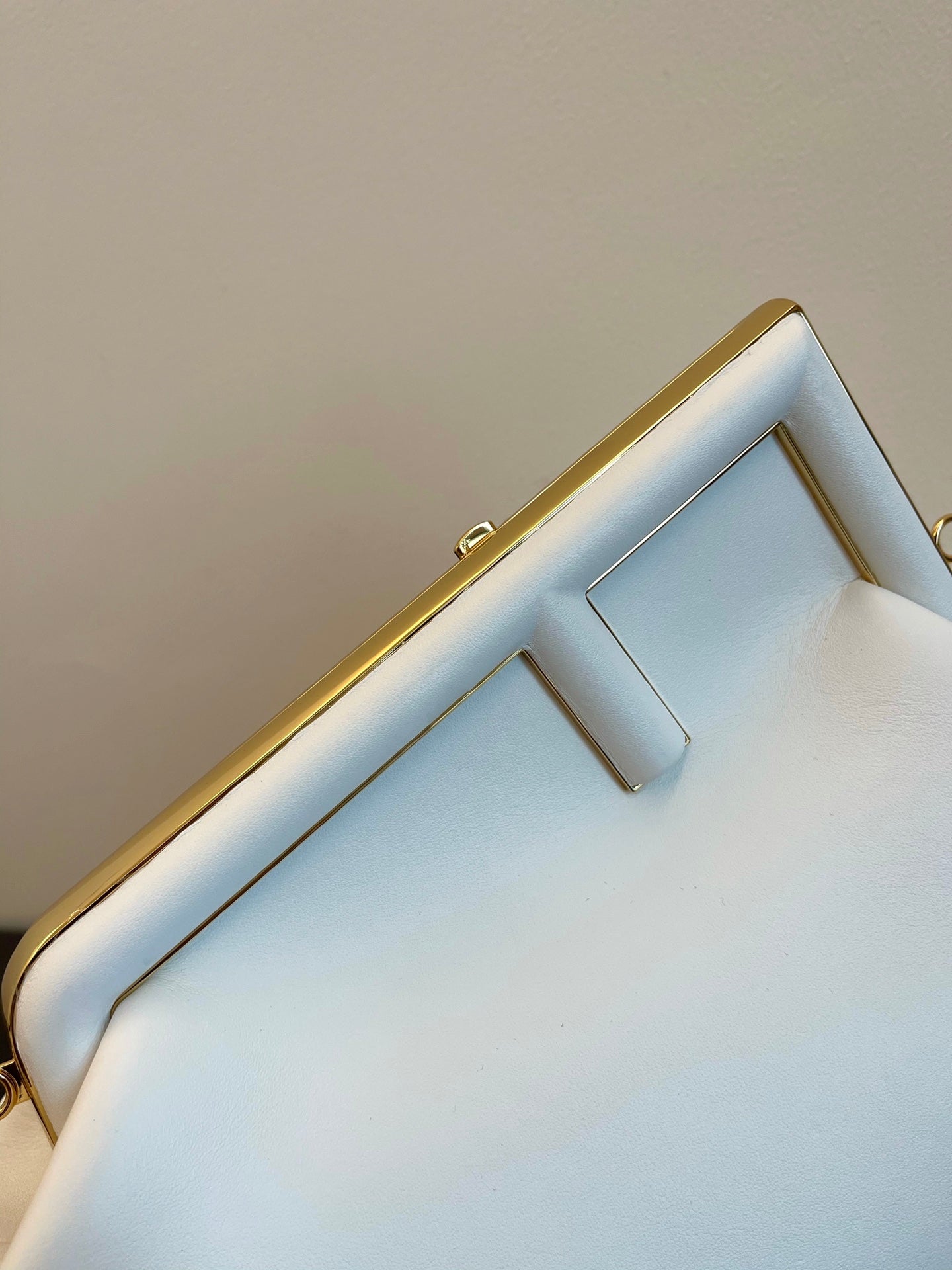 Elegant White Leather Clutch Bag with Unique F-Shaped Frame and Detachable Shoulder Strap