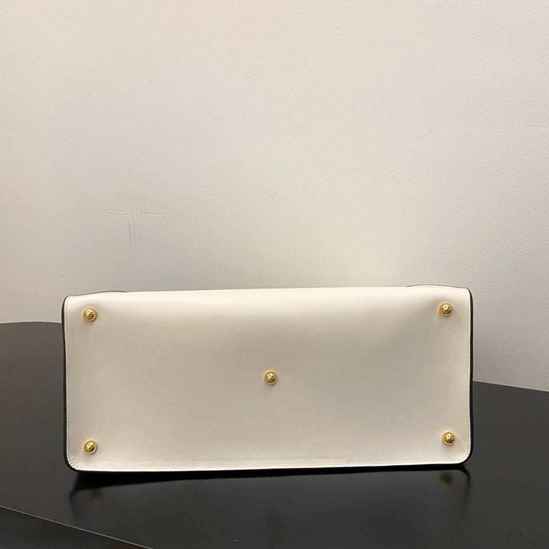 Women's Elegant White Leather Handbag with Gold-Tone Metal Clasp - Stylish Crossbody Shoulder Bag