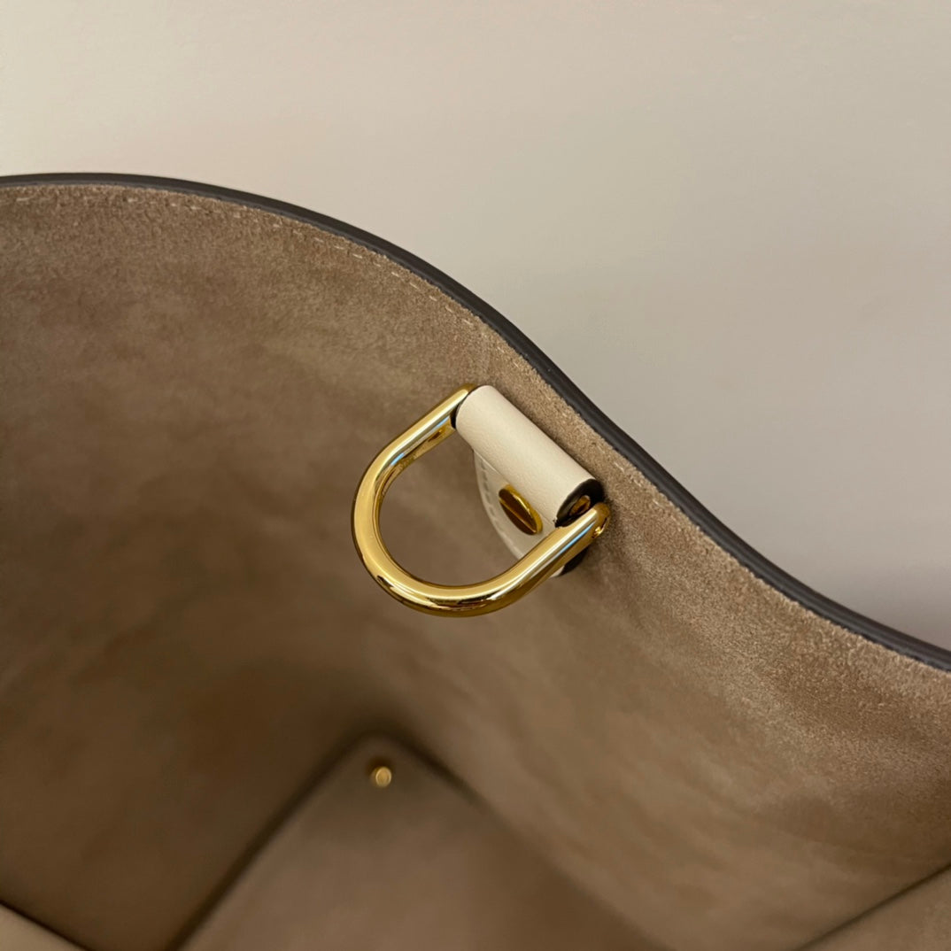 Women's Elegant White Leather Handbag with Gold-Tone Metal Clasp - Stylish Crossbody Shoulder Bag