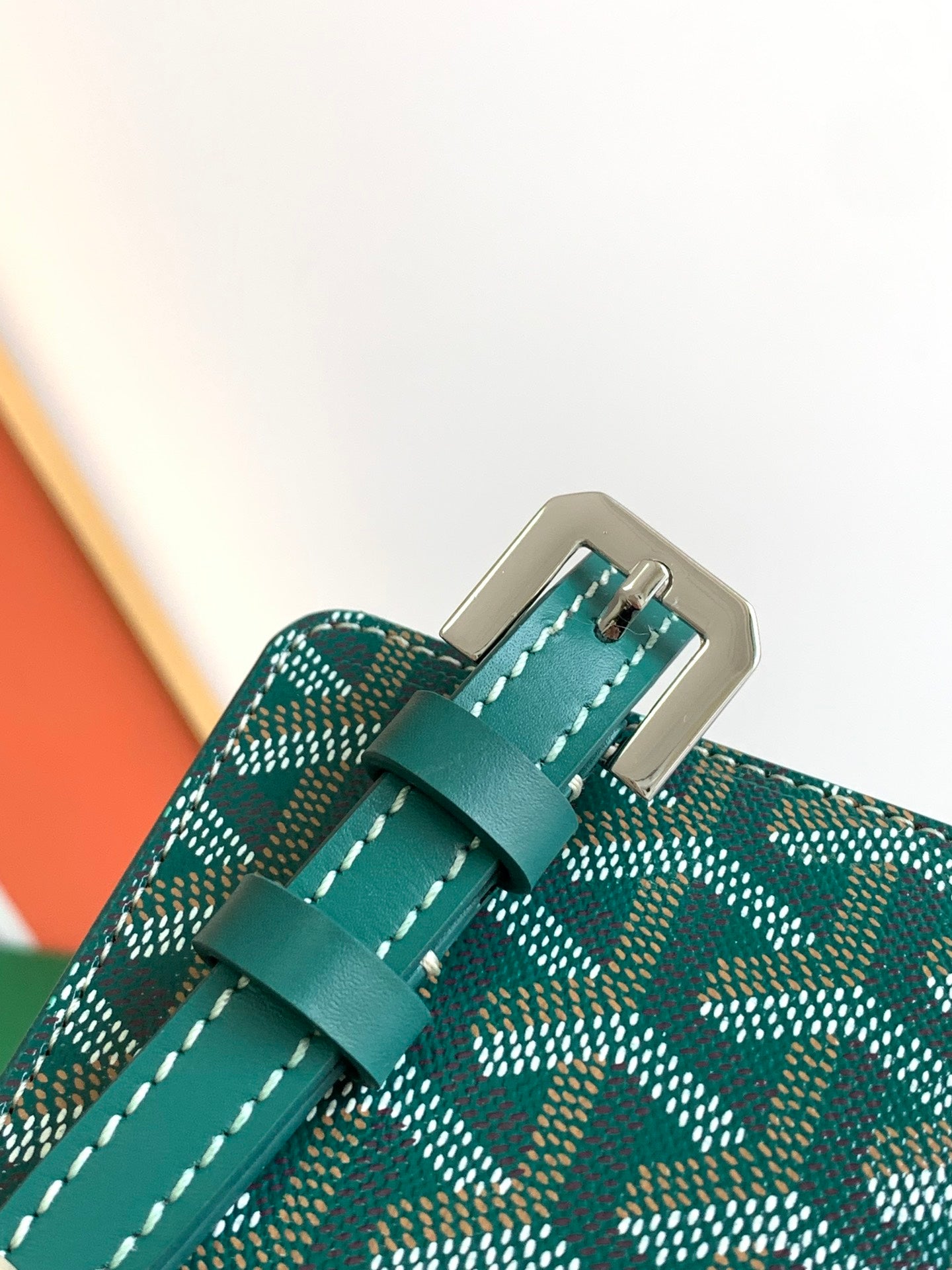 Gogy Green Chevron Pattern Leather Card Holder Pouch with Strap