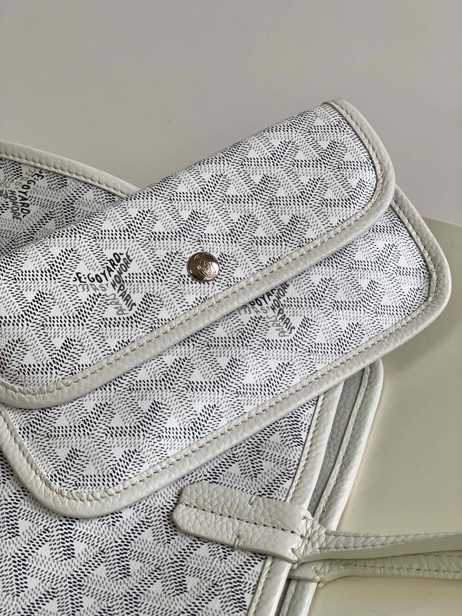 Gogy Classic Grey and White Chevron Pattern Canvas Tote Bag