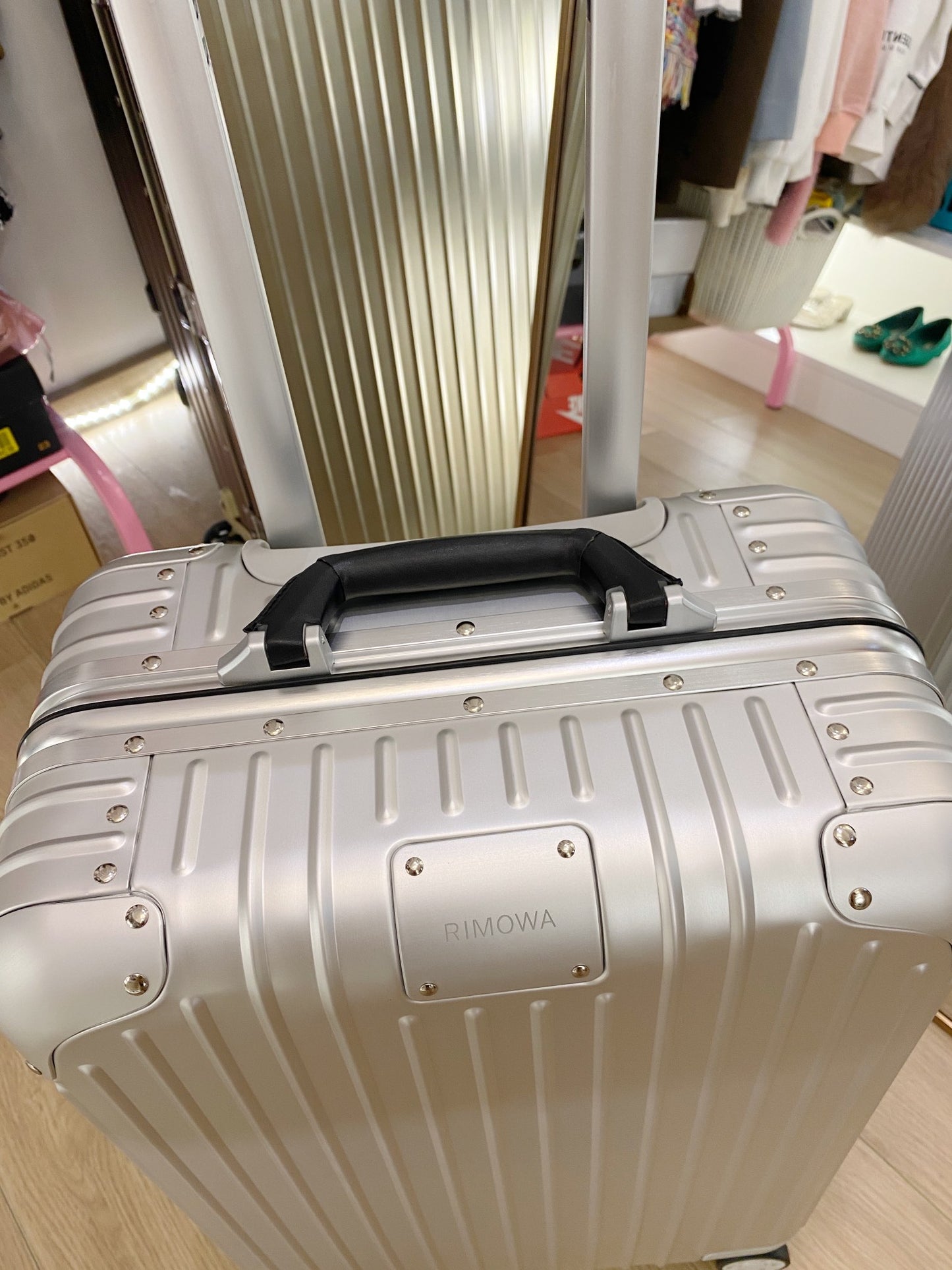 Modern Silver Metallic Hard Shell Spinner Suitcase with Ribbed Detail