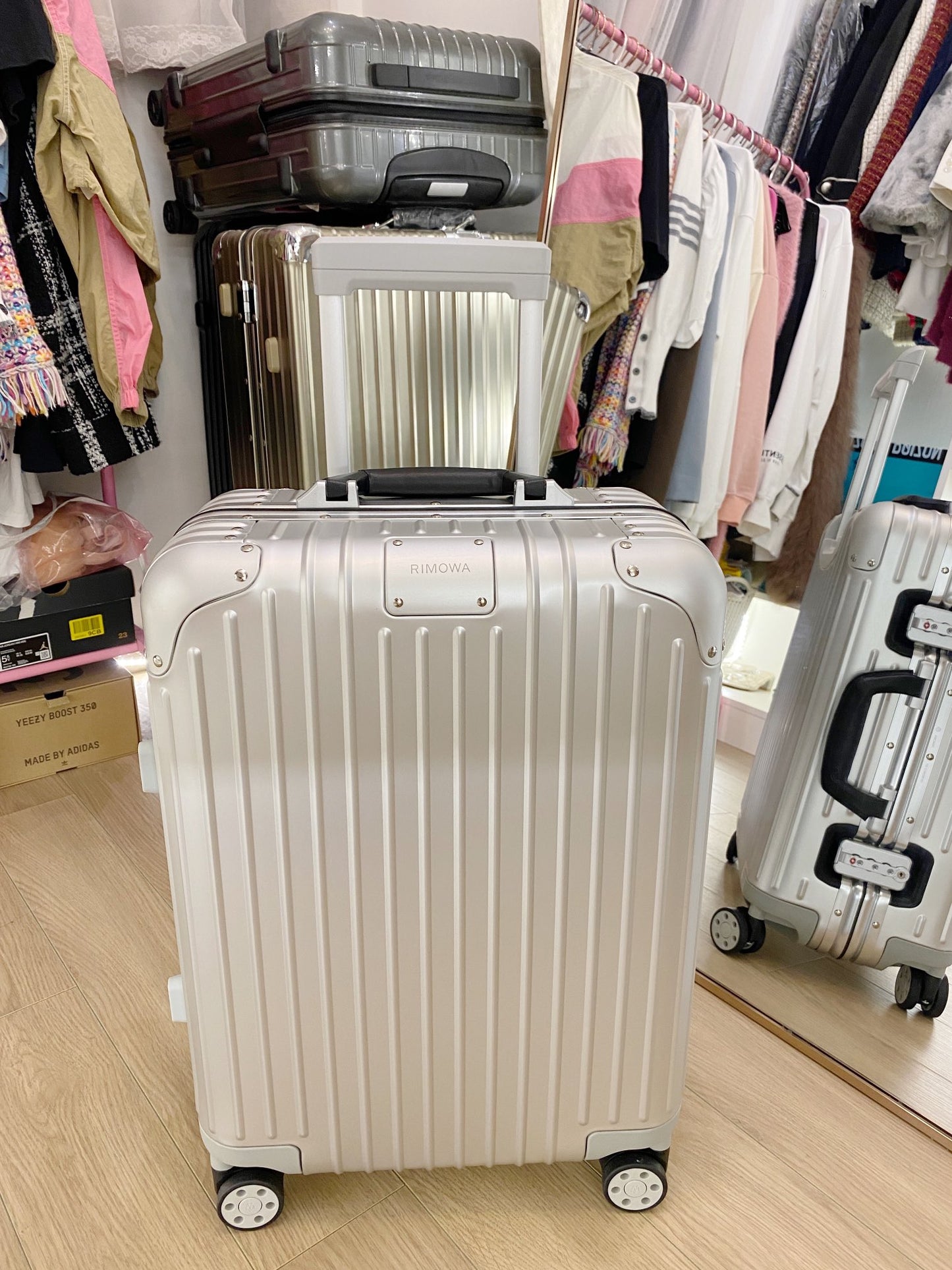 Modern Silver Metallic Hard Shell Spinner Suitcase with Ribbed Detail