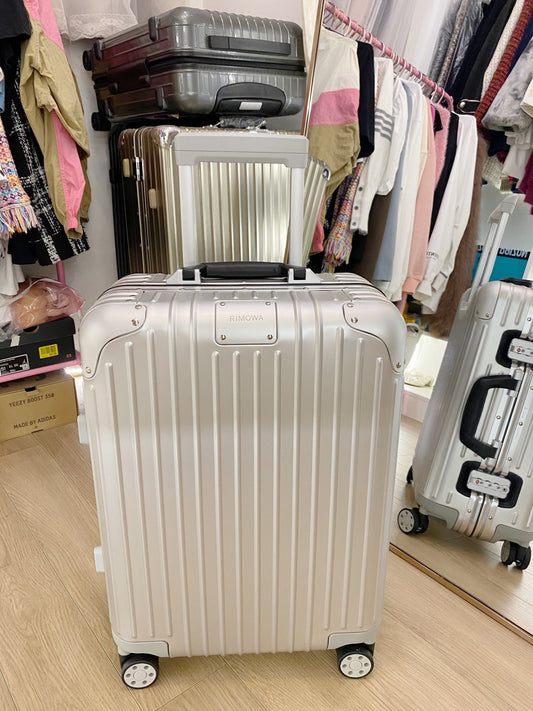 Modern Silver Metallic Hard Shell Spinner Suitcase with Ribbed Detail