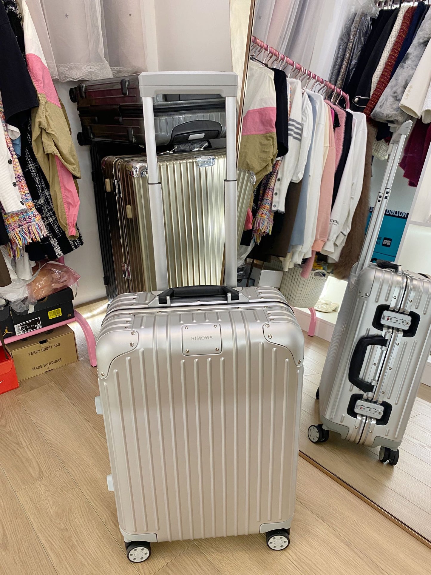 Modern Silver Metallic Hard Shell Spinner Suitcase with Ribbed Detail