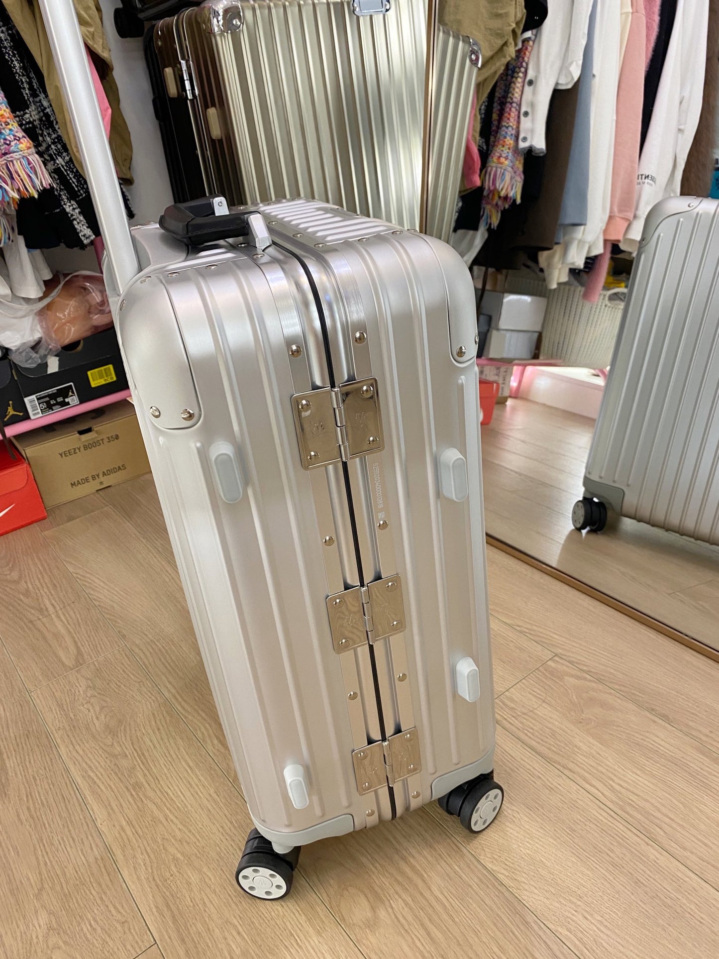 Modern Silver Metallic Hard Shell Spinner Suitcase with Ribbed Detail