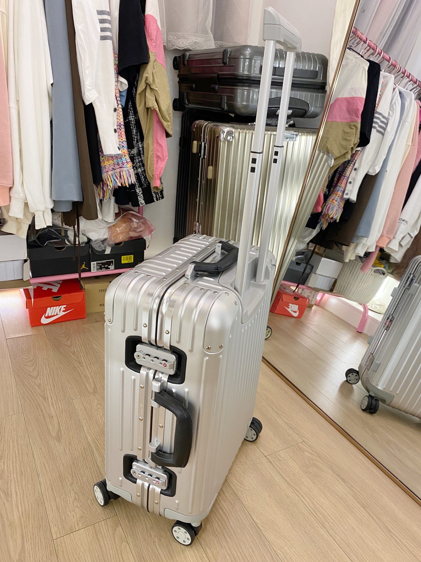 Modern Silver Metallic Hard Shell Spinner Suitcase with Ribbed Detail