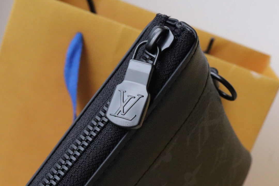 Louis Vuitton Luxury Black Monogram Canvas Zipper Clutch Bag with Wrist Strap