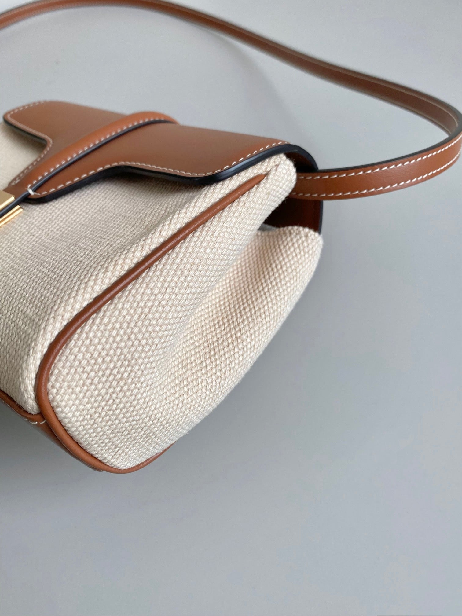 Elegant Two-Tone Canvas and Leather Crossbody Shoulder Bag with Gold Hardware