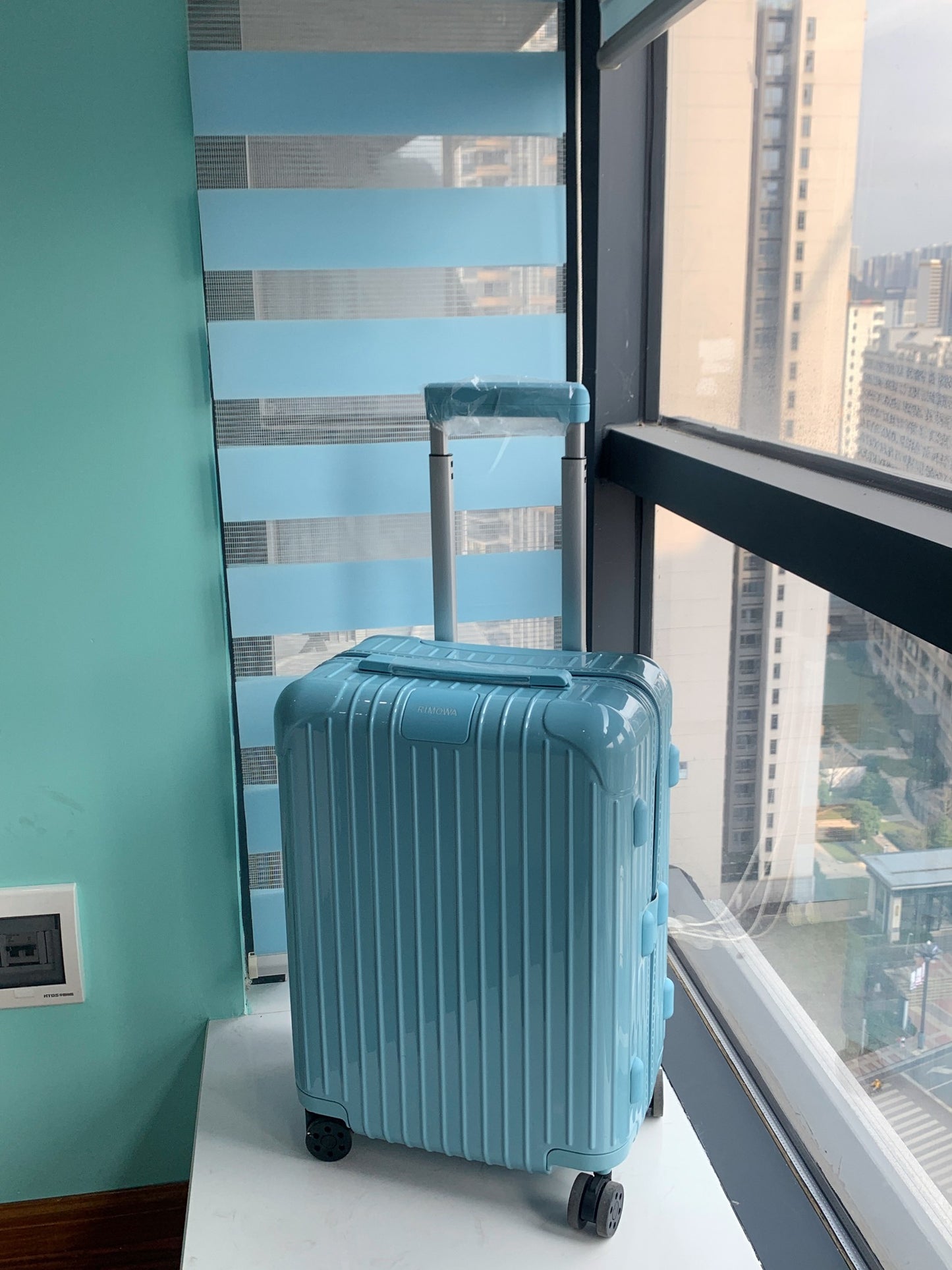 Light Blue Ribbed Hardshell Spinner Carry-On Luggage Suitcase