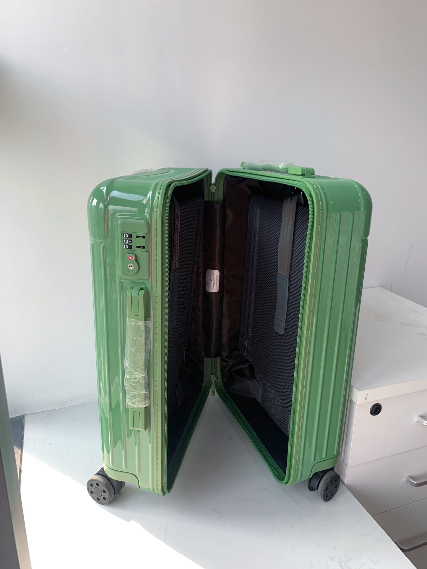 Modern Olive Green Ribbed Hardside Spinner Luggage