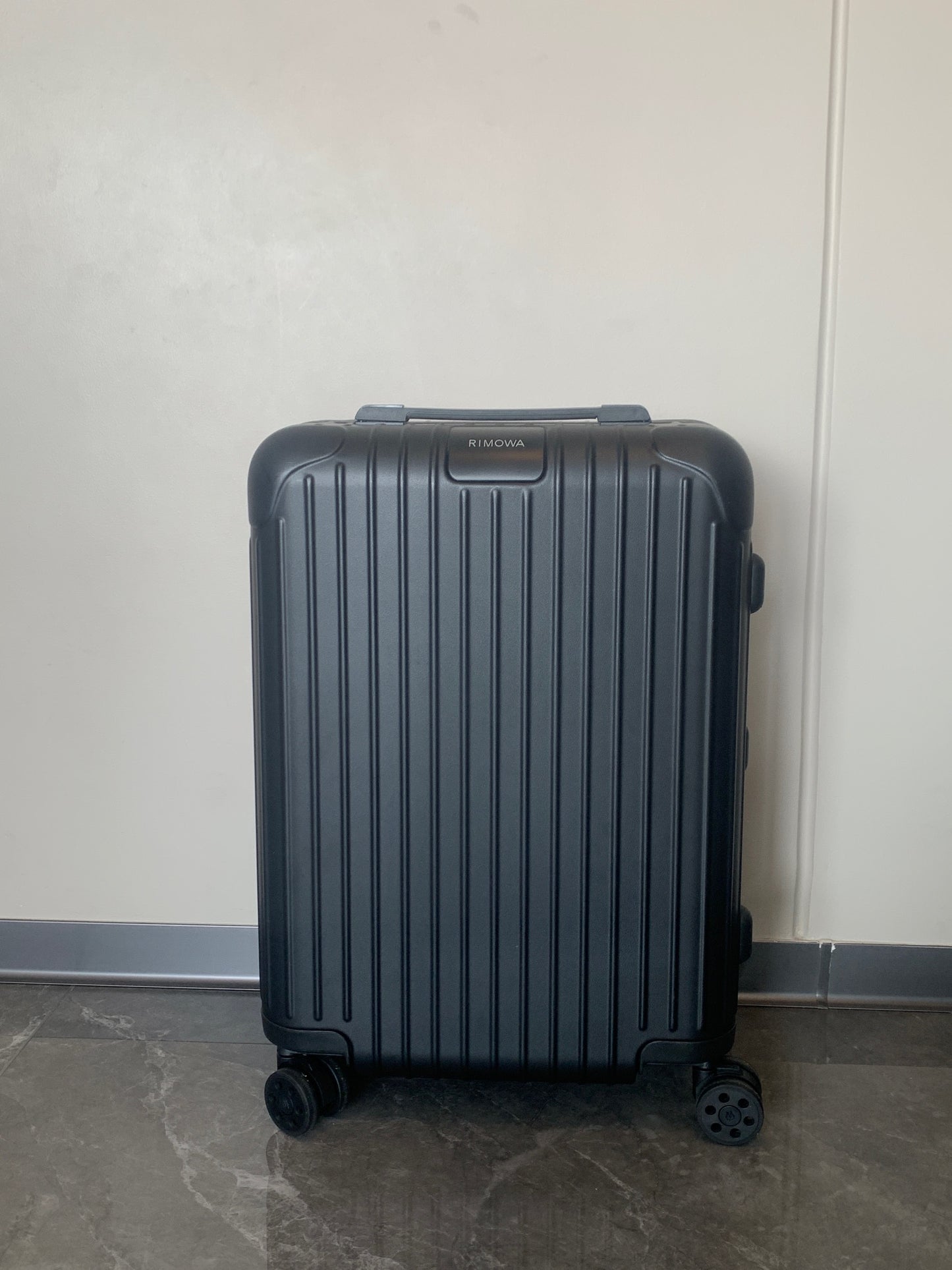 Modern Black Ribbed Hardshell Spinner Suitcase for Travel