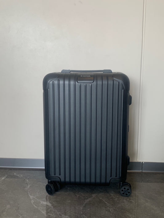 Modern Black Ribbed Hardshell Spinner Suitcase for Travel