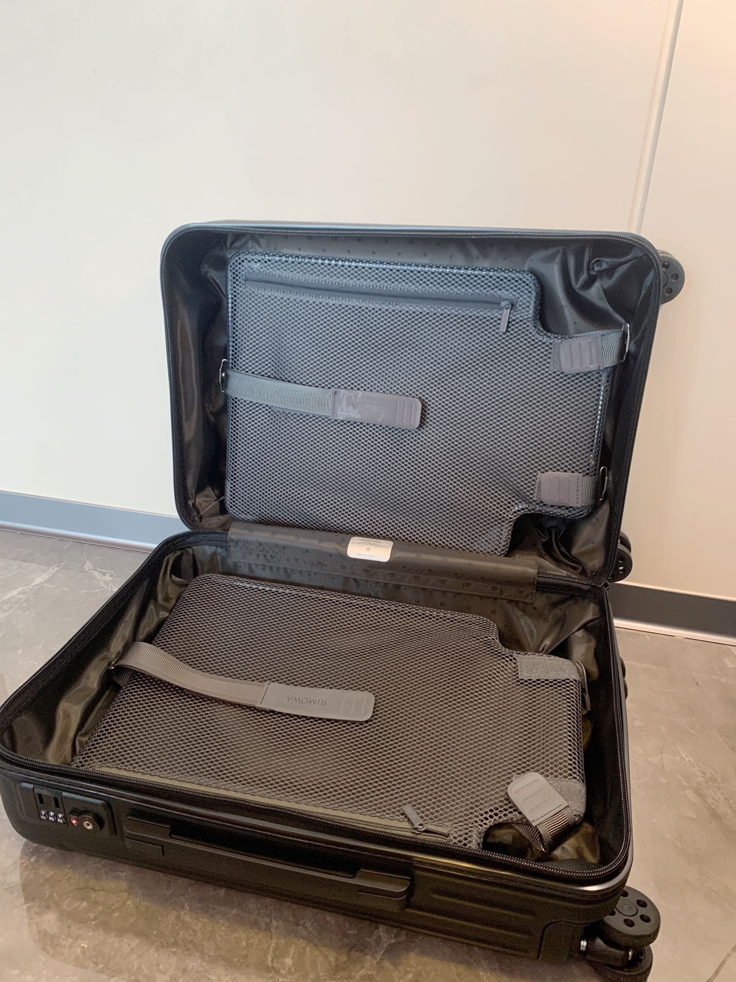 Modern Black Ribbed Hardshell Spinner Suitcase for Travel