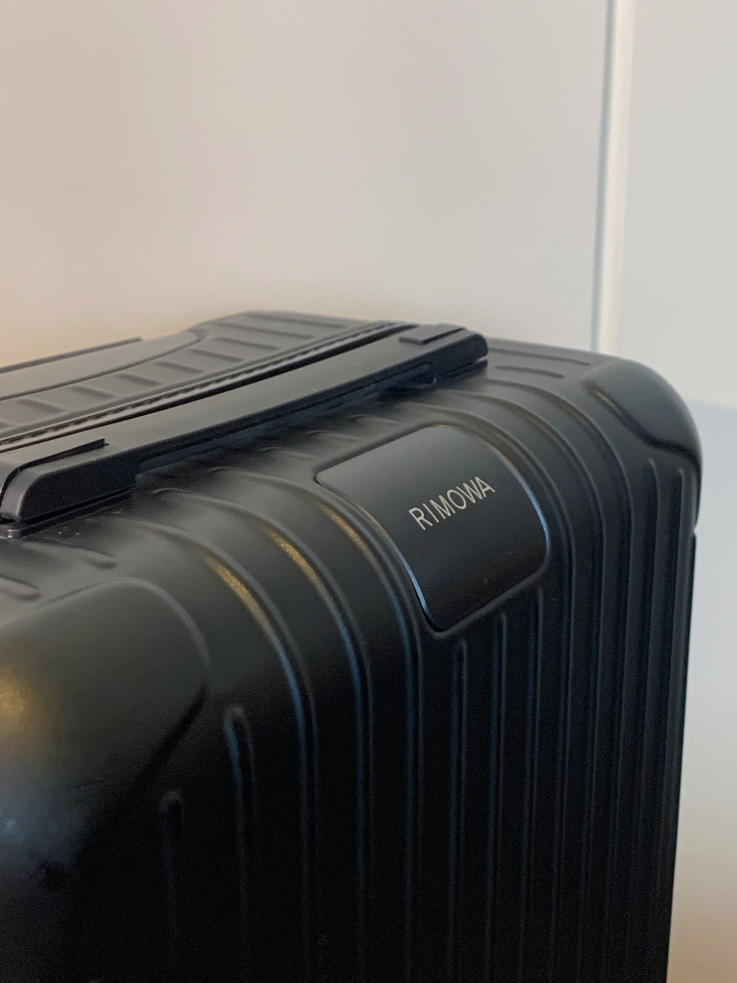 Modern Black Ribbed Hardshell Spinner Suitcase for Travel