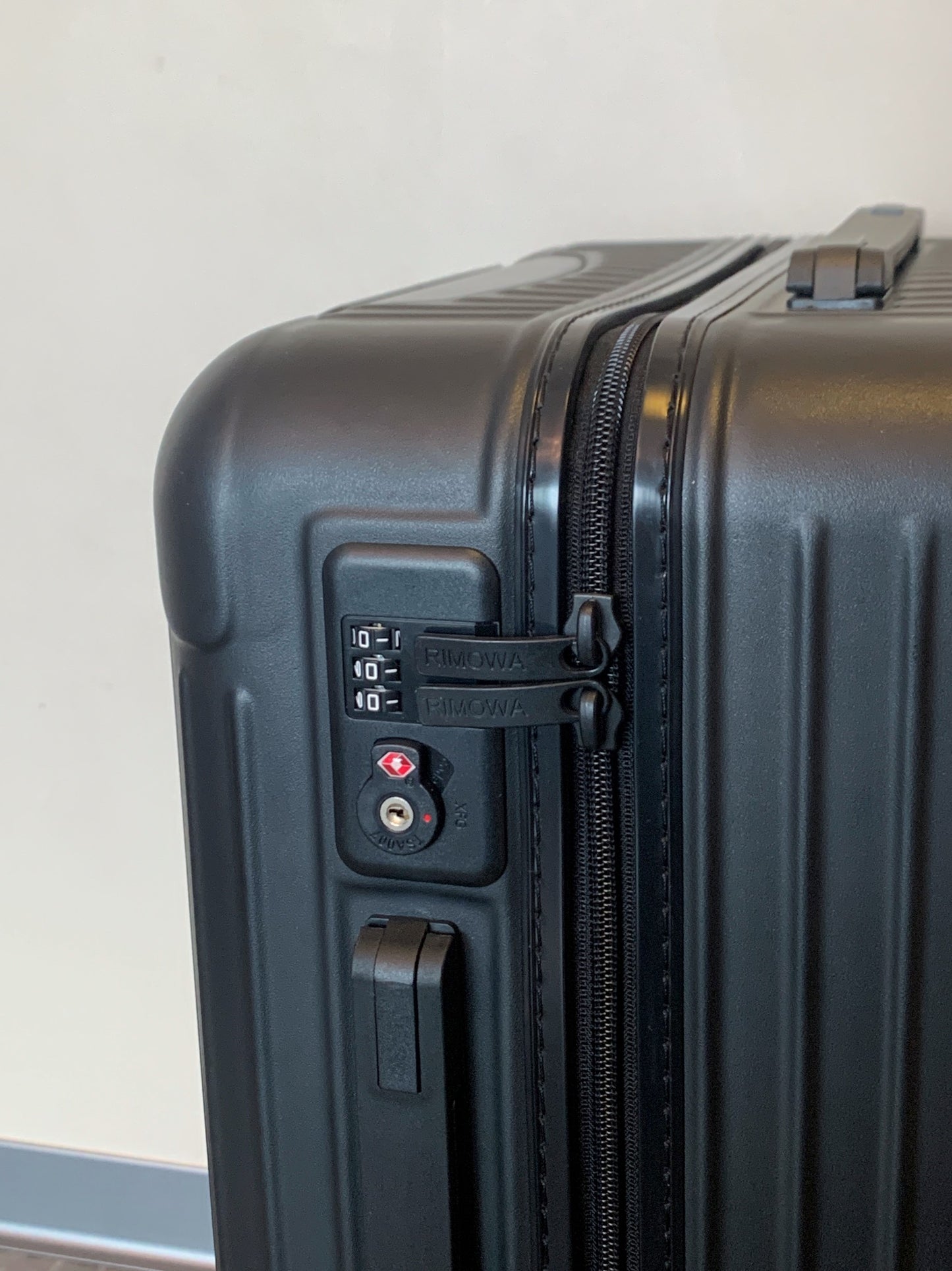 Modern Black Ribbed Hardshell Spinner Suitcase for Travel