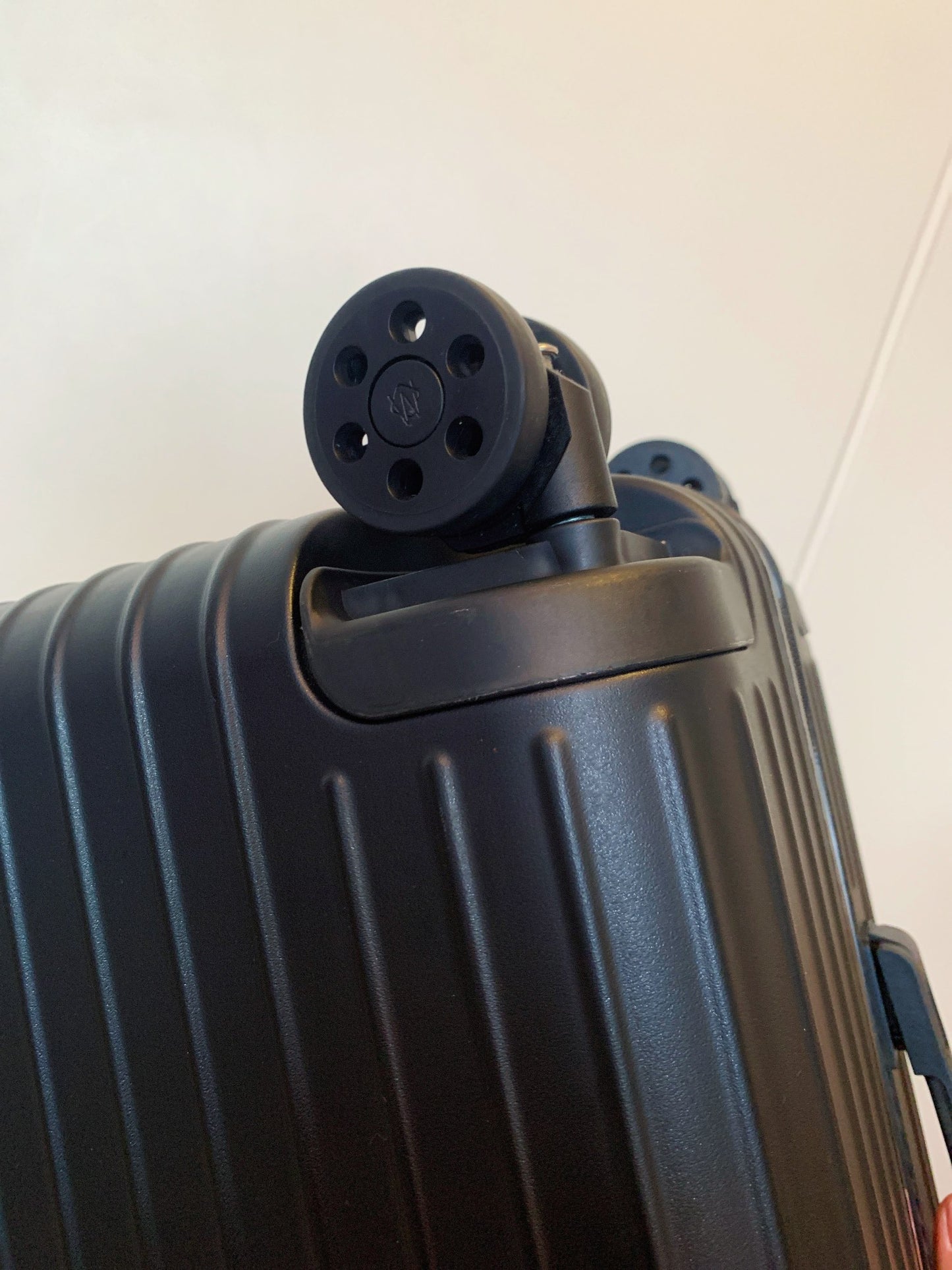 Modern Black Ribbed Hardshell Spinner Suitcase for Travel