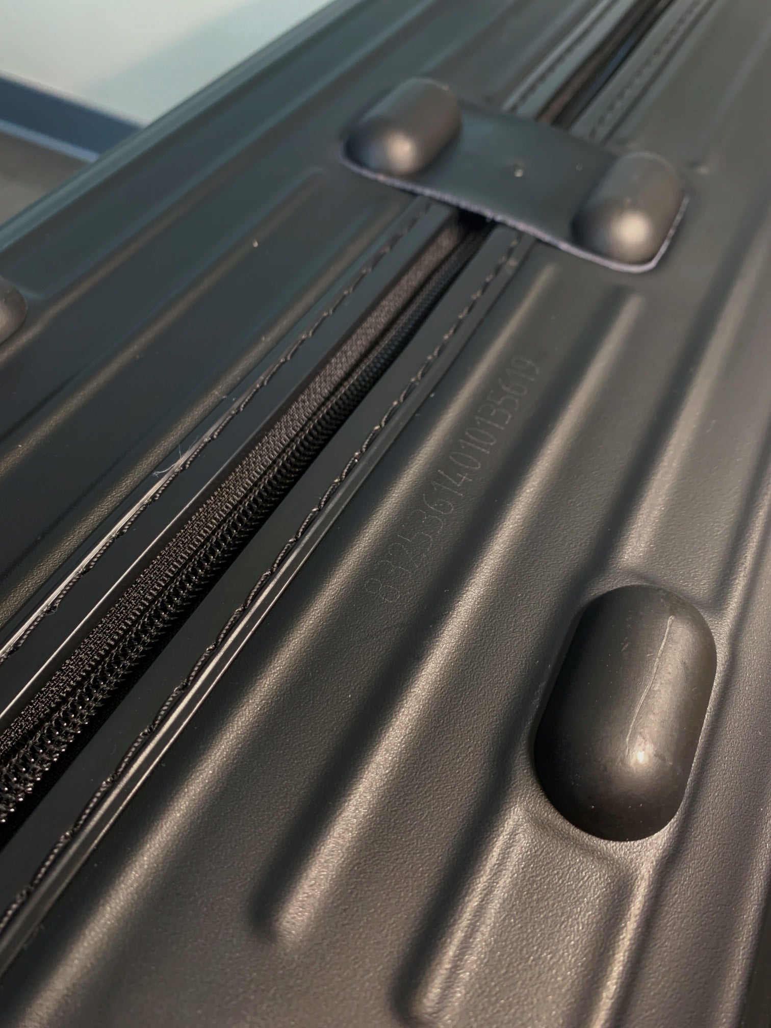 Modern Black Ribbed Hardshell Spinner Suitcase for Travel