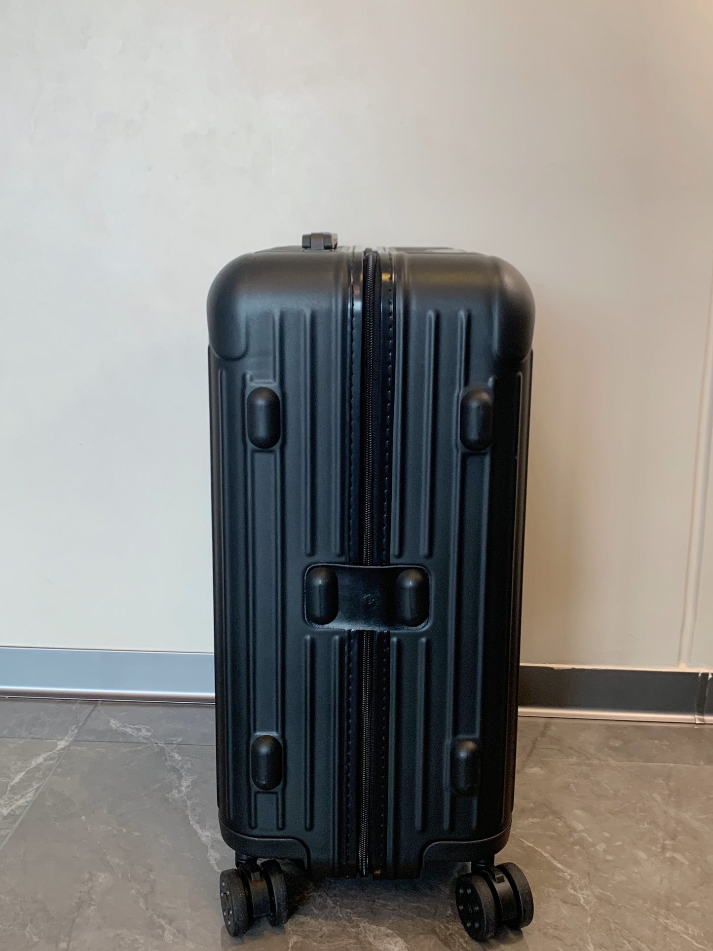 Modern Black Ribbed Hardshell Spinner Suitcase for Travel
