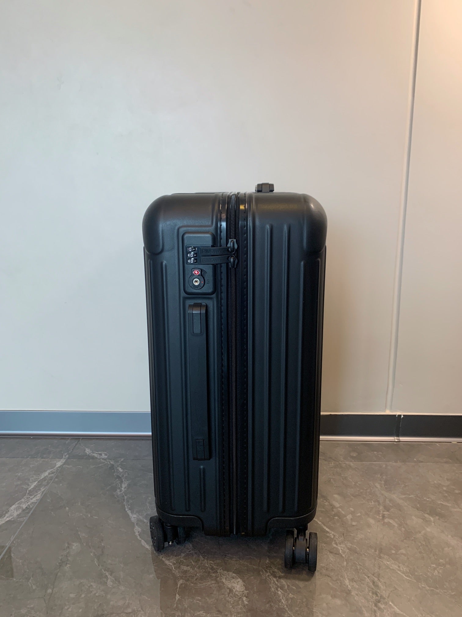 Modern Black Ribbed Hardshell Spinner Suitcase for Travel