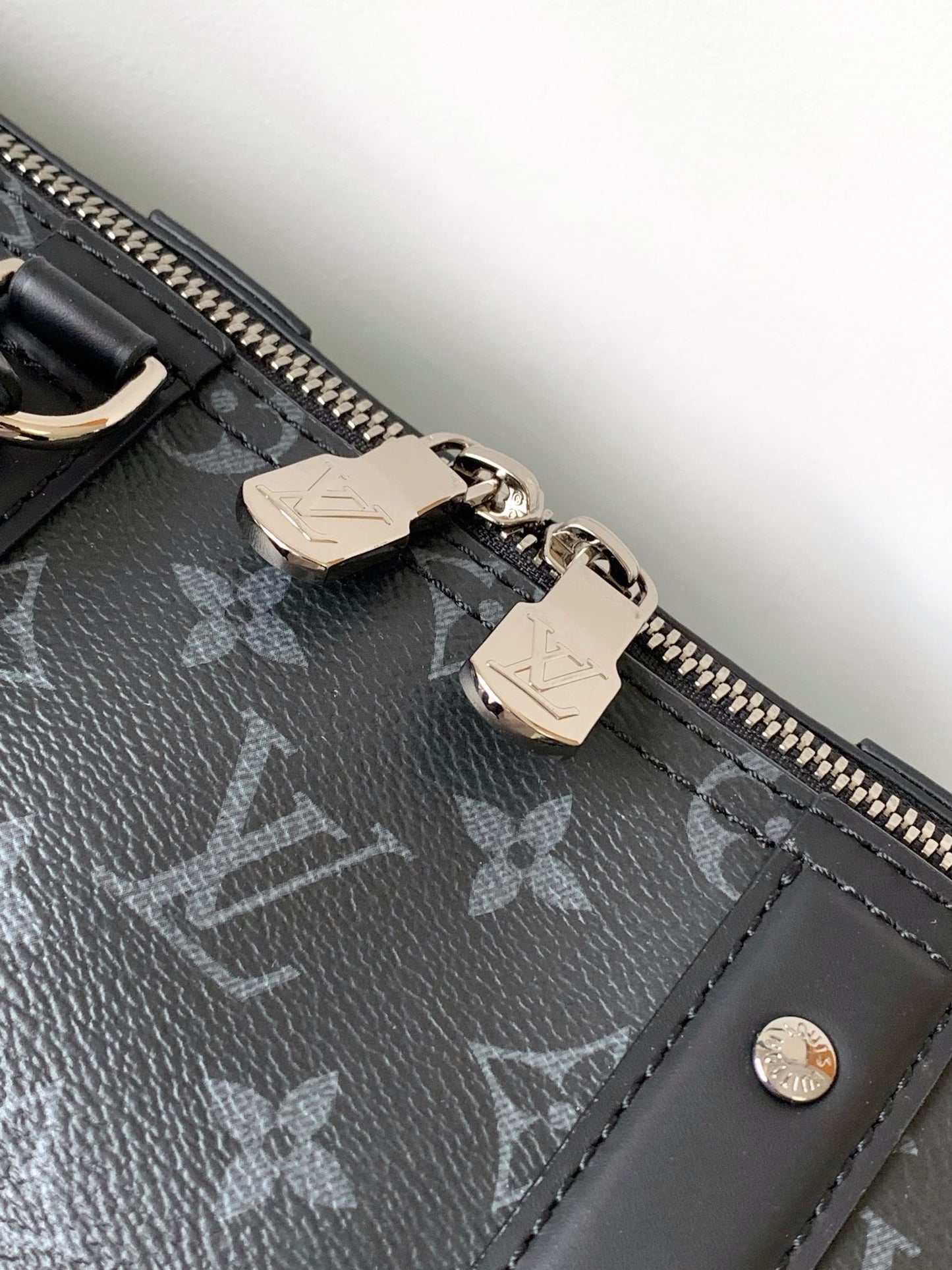 Louis Vuitton Keepall Bandoulière 25 Monogram Eclipse Canvas Bag