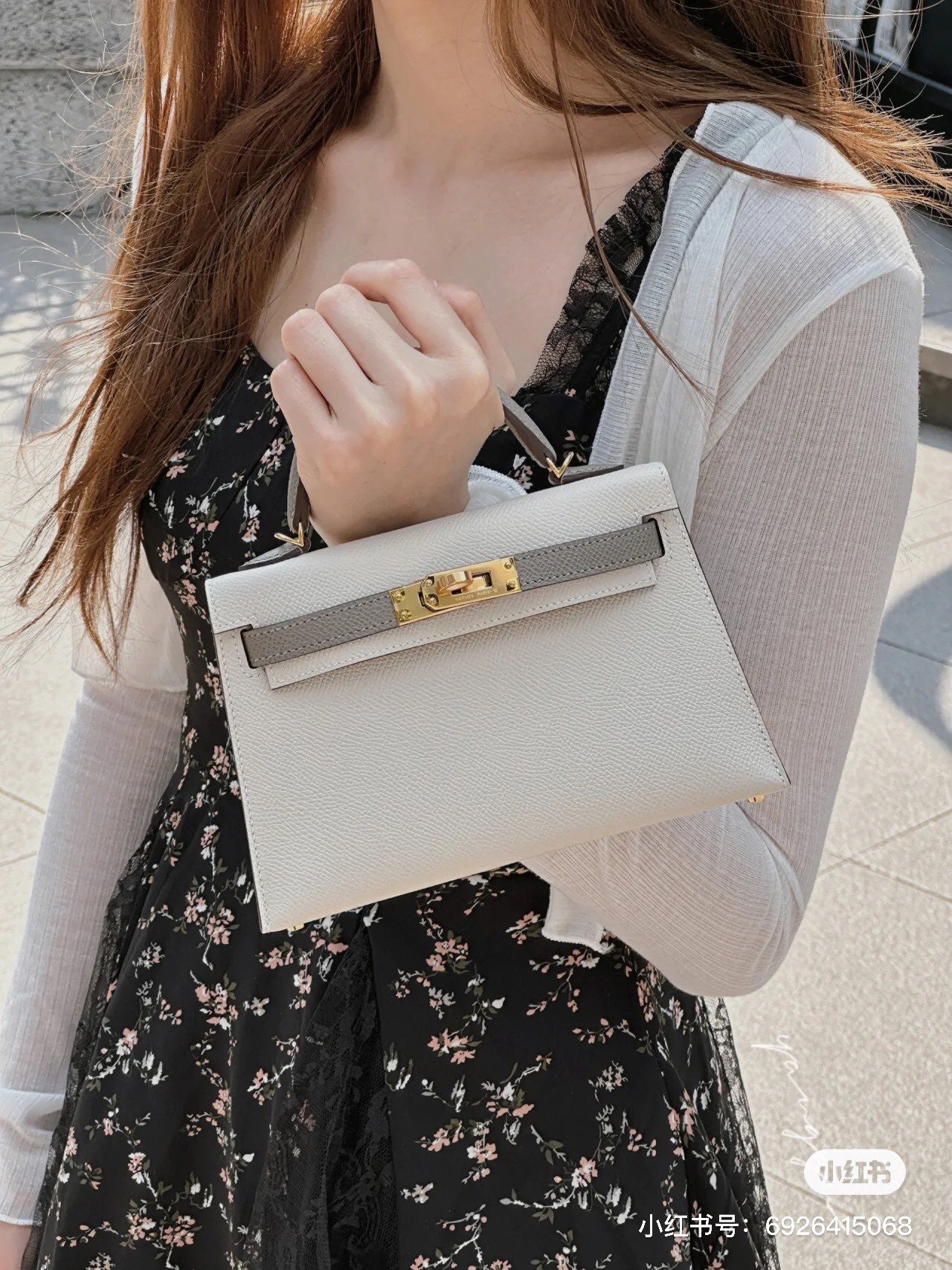 Elegant Small Leather Handbag with Gold Clasp - White and Grey Top Handle Bag