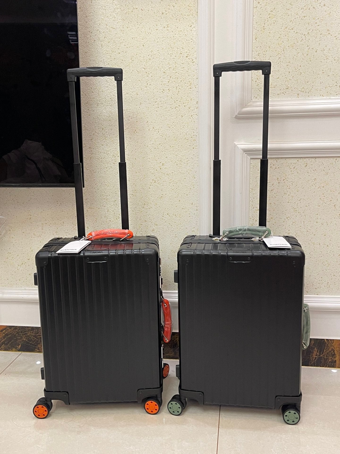 Modern Black Hardshell Spinner Suitcase with Contrast Accent Wheels