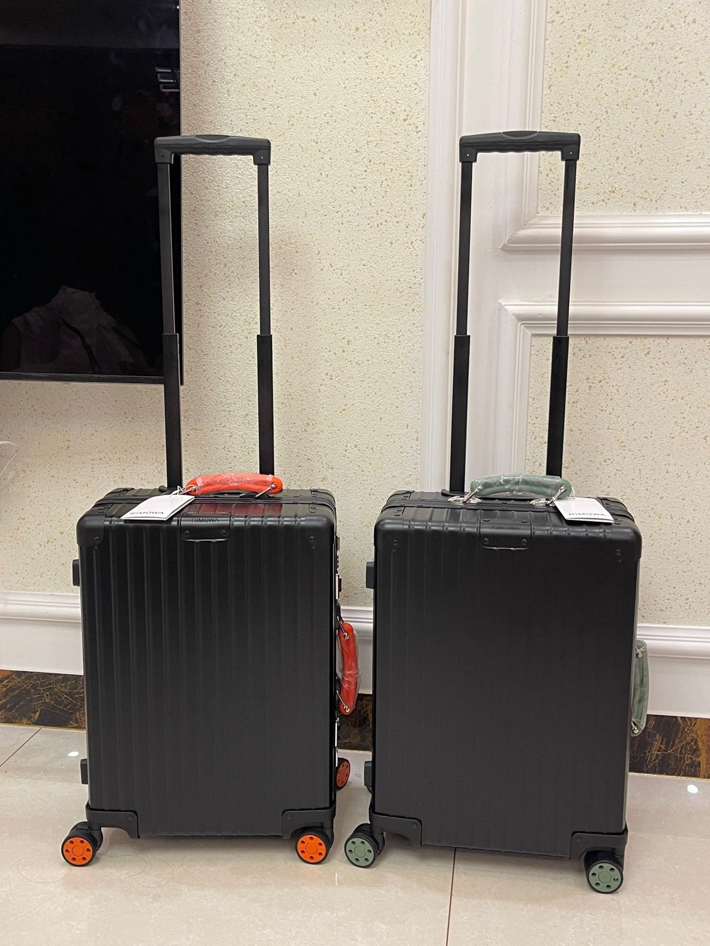 Modern Black Hardshell Spinner Suitcase with Contrast Accent Wheels