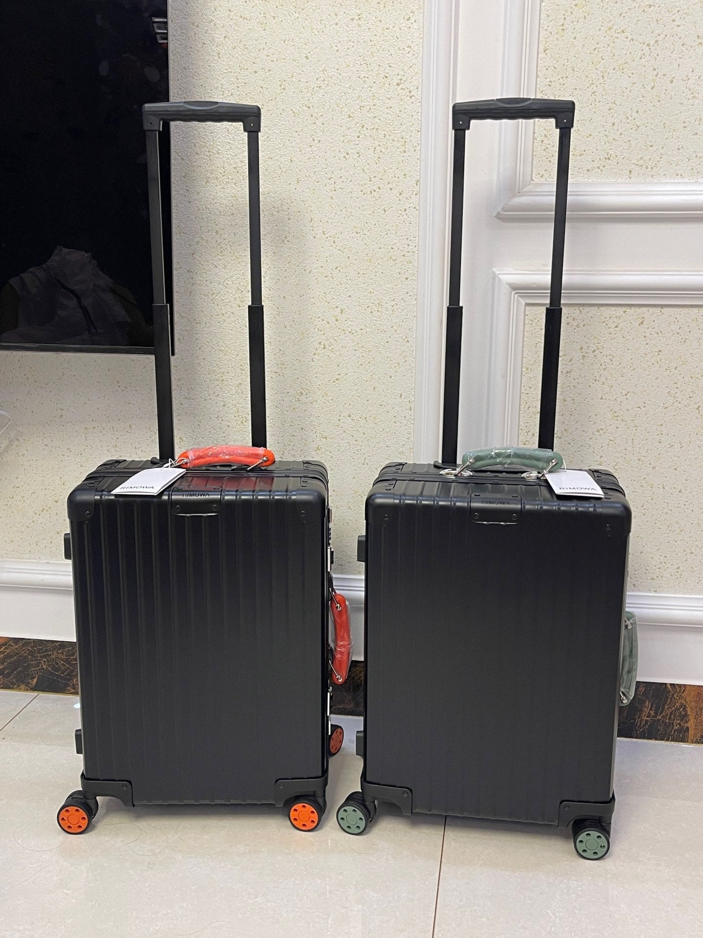Modern Black Hardshell Spinner Suitcase with Contrast Accent Wheels