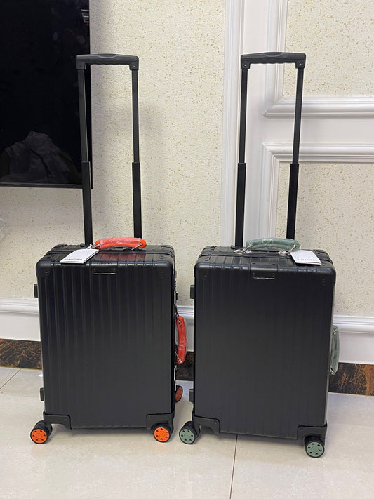 Modern Black Hardshell Spinner Suitcase with Contrast Accent Wheels