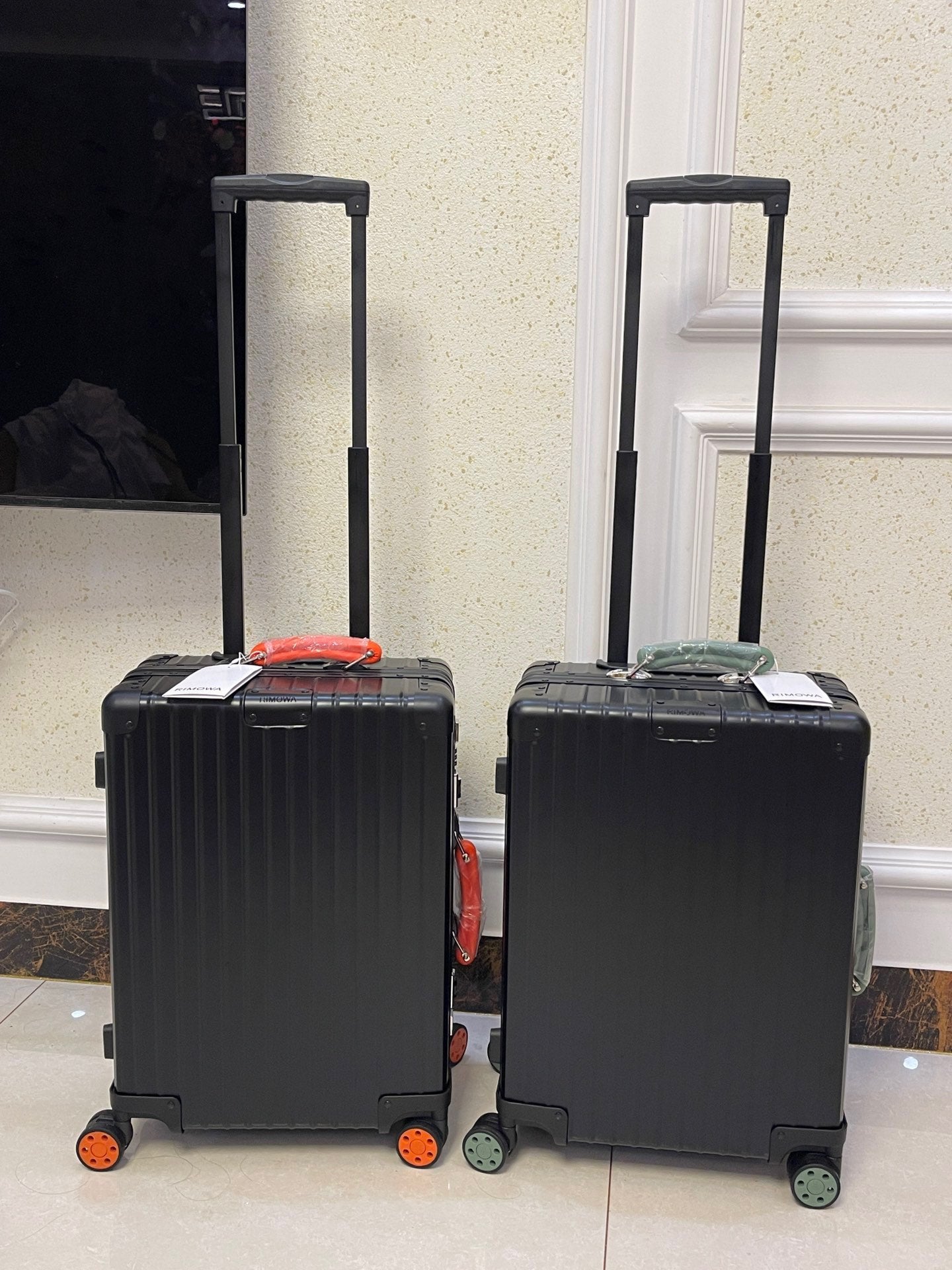 Modern Black Hardshell Spinner Suitcase with Contrast Accent Wheels